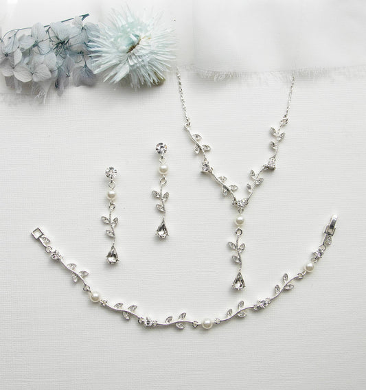 Carla Vine Pearl Jewelry Set